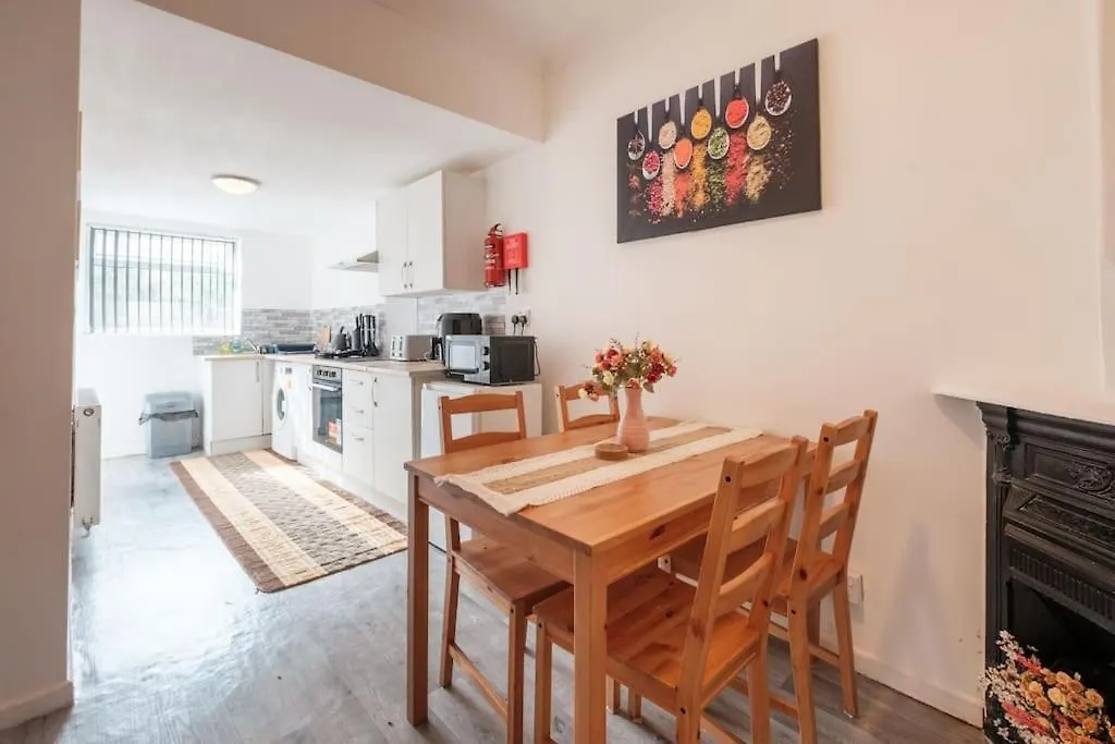 Cjp - Lovely 2-Bed House In Hull Centre, Parking 킹스턴어폰헐 영국