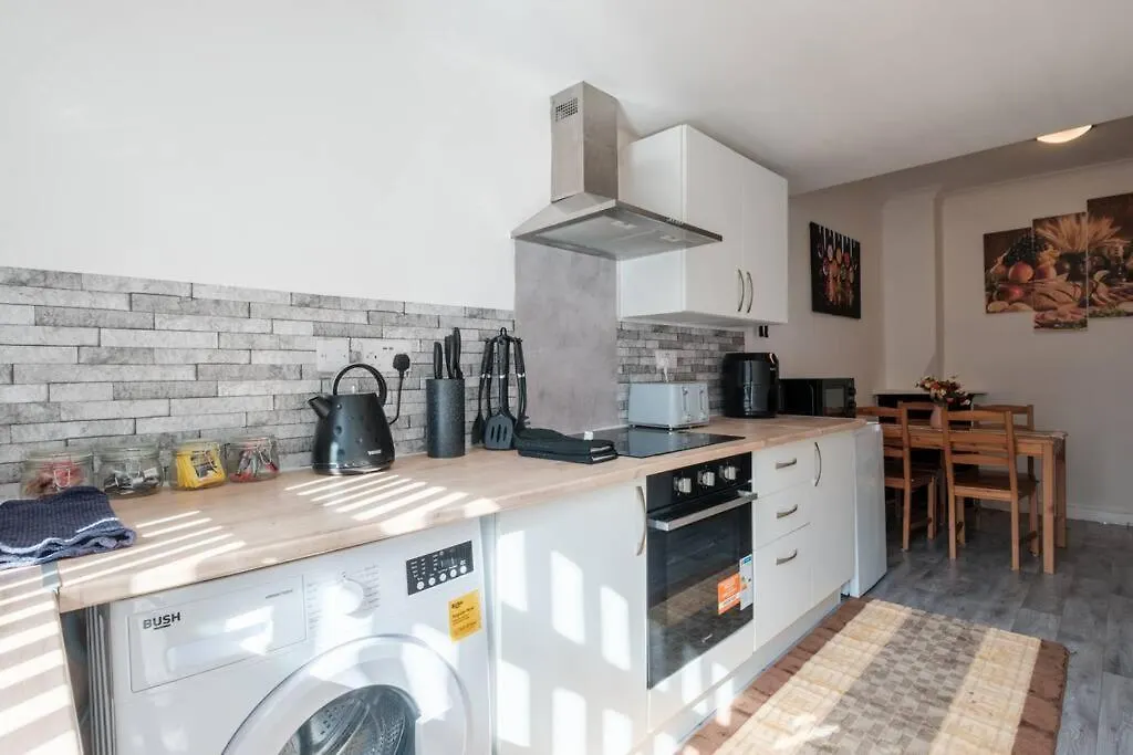 Cjp - Lovely 2-Bed House In Hull Centre, Parking 킹스턴어폰헐